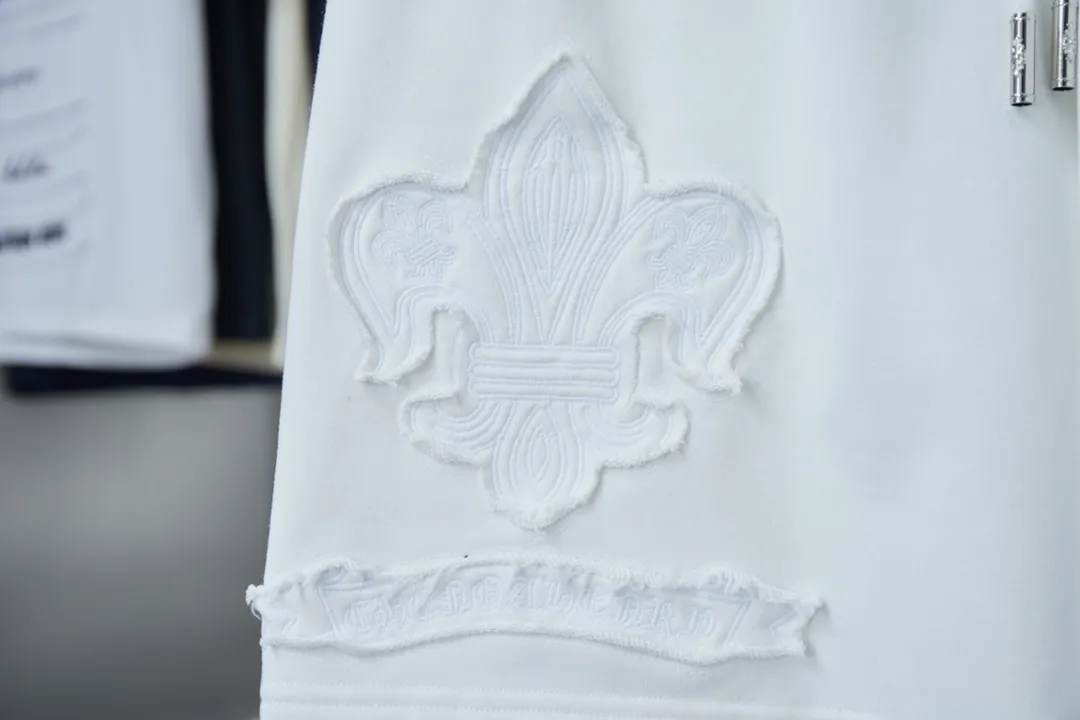 🅿️210 Ch*ome Hearte 2025ss new shorts Honbu patch cross embroidered shorts light luxury essential item for daily commuting for men and women Correct version Welcome to compare Detailed features · Made of 380g pure cotton health cloth fabric · Imported Tajima machine embroidery Honbu patch cross letters · Open mold to customize the original logo engraved hanging clock · Loose waist trousers · Double-needle sewing across seams · Original main mark, washed tag, moisture-proof paper packaging Color: Black/White Size: S M L XL